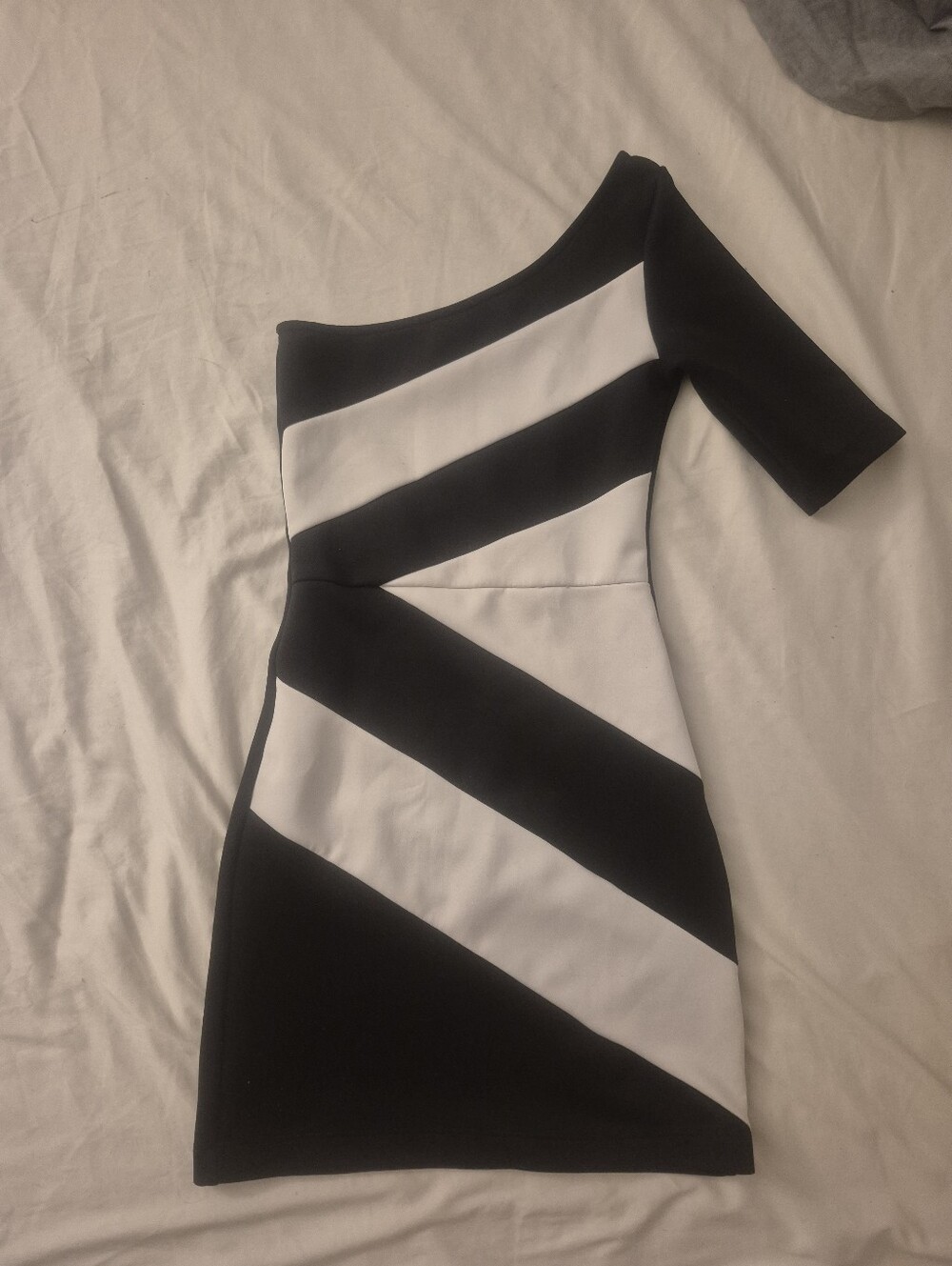Size S Black & White One-Shoulder Bodycon